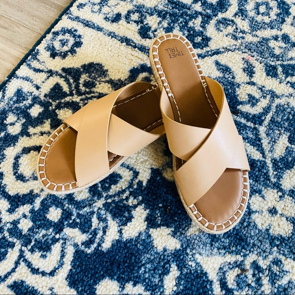 Time and Tru sz 8 cross band sandals nude